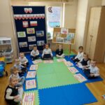 Dzieci ułożyły puzzle z godłem Polski