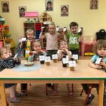 Dzieci z Kwielic Żabki piją soczek