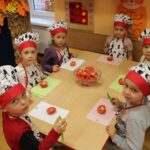 Dzieci z grupy Biedronek kroją pomidory