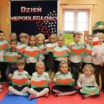 Dzieci z grupy Biedronek z biało-czerwonymi sercami