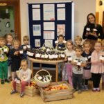 Dzieci z grupy Biedronek z soczkami owocowo-warzywnymi