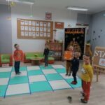 Dzieci z grupy Krasnoludki podczas zabaw matematycznych