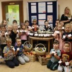 Dzieci z grupy Motylków z soczkami owocowo-warzywnymi