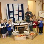 Dzieci z grupy Mrówek z soczkami owocowo-warzywnymi