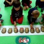 Dzieci z grupy żabki podczas zabaw matematycznych