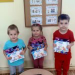 Dzieci z oddziału w Kwielicach prezentują nagrody