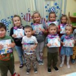 Dzieci z oddziału w Rzeczycy prezentują nagrody