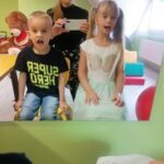 Oliwia i Rafał ćwiczą przed lustrem