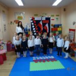 Tulipank śpiewają hymn Polski
