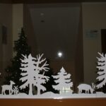 Dekoracje świąteczne na oknach przedszkola (1)