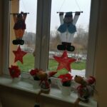 Dekoracje świąteczne na oknach przedszkola (4)