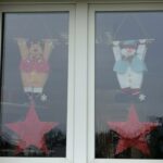 Dekoracje świąteczne na oknach przedszkola (6)