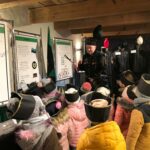 Dzieci ubrane w czako oglądają wystawę górniczą w Galerii Spichlerz w Grębocicach