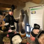 Dzieci ubrane w czako oglądają wystawę górniczą w Galerii Spichlerz w Grębocicach