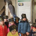 Dzieci ubrane w czako oglądają wystawę górniczą w Galerii Spichlerz w Grębocicach (