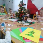 Dzieci wycinaja ozdoby na kartki świąteczne