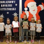 Dzieci z dyplomami i nagrodami za udział w XX Mokołajkowym konkursie recytatorskim (1)
