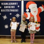 Dzieci z dyplomami i nagrodami za udział w XX Mokołajkowym konkursie recytatorskim (2)