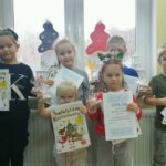 Dzieci z dyplomami i nagrodami za udział w XX Mokołajkowym konkursie recytatorskim (3)