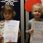 Dzieci z nagordami i dyplomem za udział w XX Mikołajkowym Konkursie Recytatorskim (1)