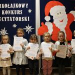 Dzieci z nagordami i dyplomem za udział w XX Mikołajkowym Konkursie Recytatorskim (2)