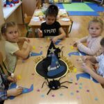Dzieci z oddziału Mrówki wykonują czarodziejskie kapelusze