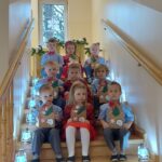 Dzieciz oddziału Mrówki trzymają kartki świąteczne