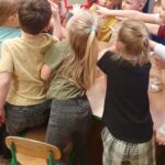 Dzieci dotykają skroploną parę wodną na lusterku