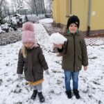 Dzieci lepią ze śniegu