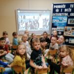 Dzieci oglądają film o Antarktydzie