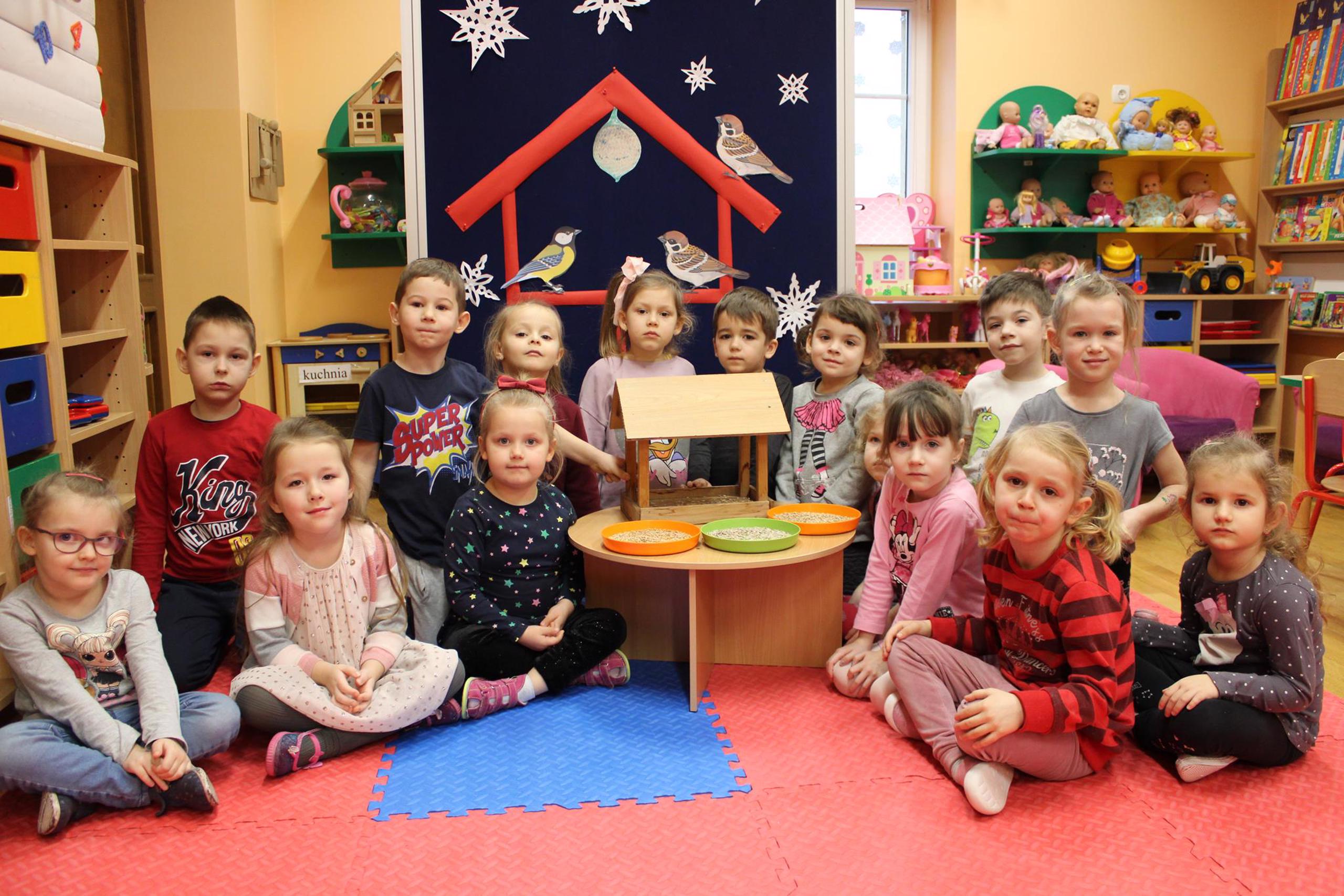 Dzieci podczas zajęć edukacyjnych- ptasia stołówka
