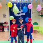 Dzieci prezentują swoje stroje karnawałowe Spiderman i policjant