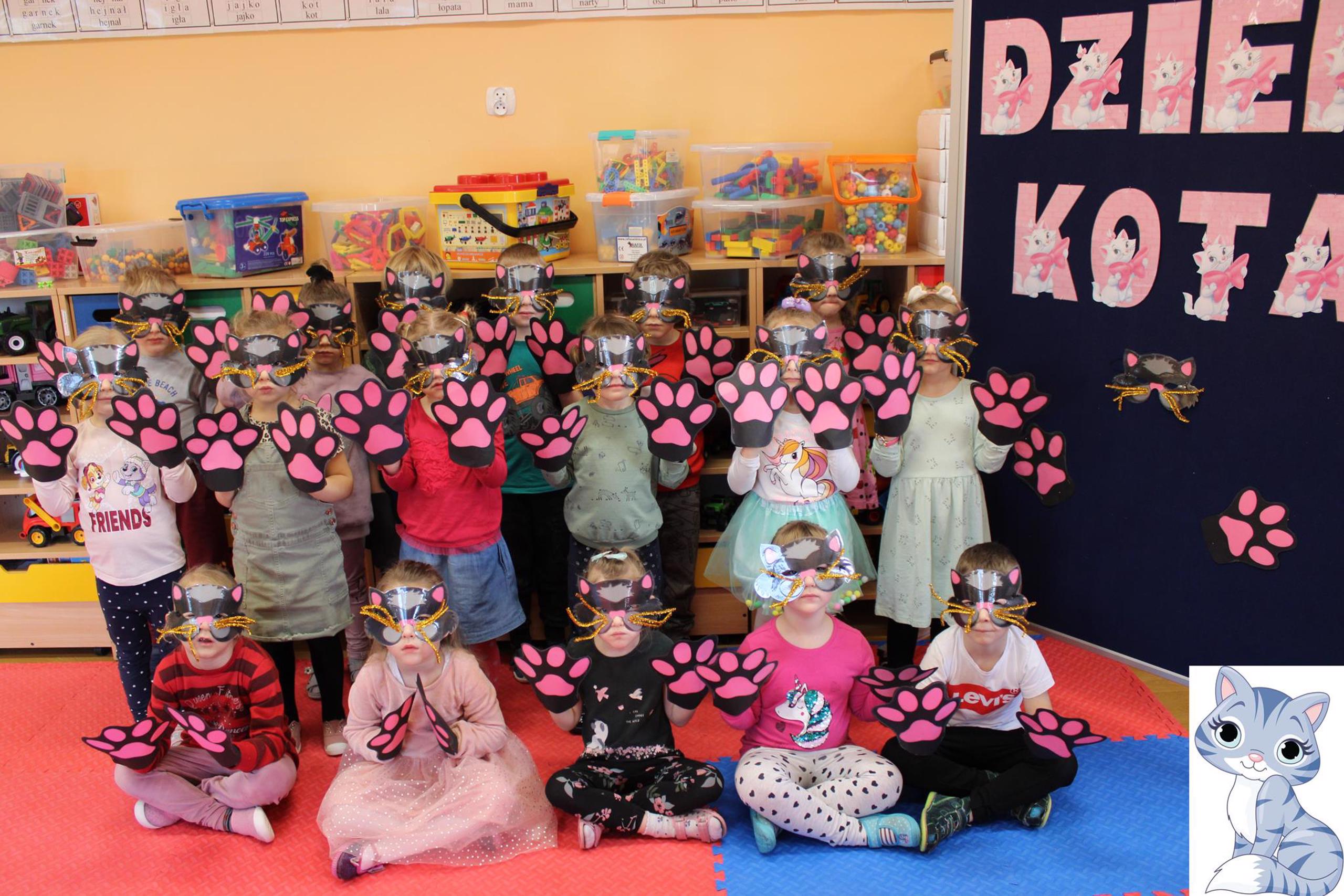 Dzieci ubarne w maskę i łapki kotka