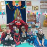 Dzieci z Panią Ewą prezentują maski karnawałowe