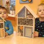 Dzieci z domkami dla owadów