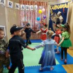 Dzieci z oddziału Mrówki tańczą w kółeczku