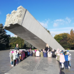 dzieci przy pomniku Dzieci Głogowskich
