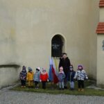 dzieci zwiedzają kościół