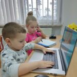 Dzieci bawią się w prace biurowe