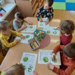 Dzieci kolorują znaki ekologiczne