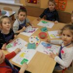 Dzieci malują farbami