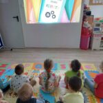Dzieci oglądają film edukacyjny pt Jak zrobić robota