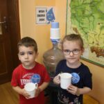 Dzieci piją wodę - Woda energii doda