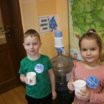 Dzieci piją wodę - Woda energii doda
