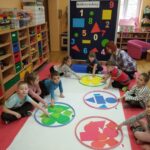 Dzieci pokazują efekt podziału figur geometrycznych wg koloru.