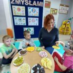 Dzieci przy pomocy zmysłu smaku rozpoznają owoce i warzywa