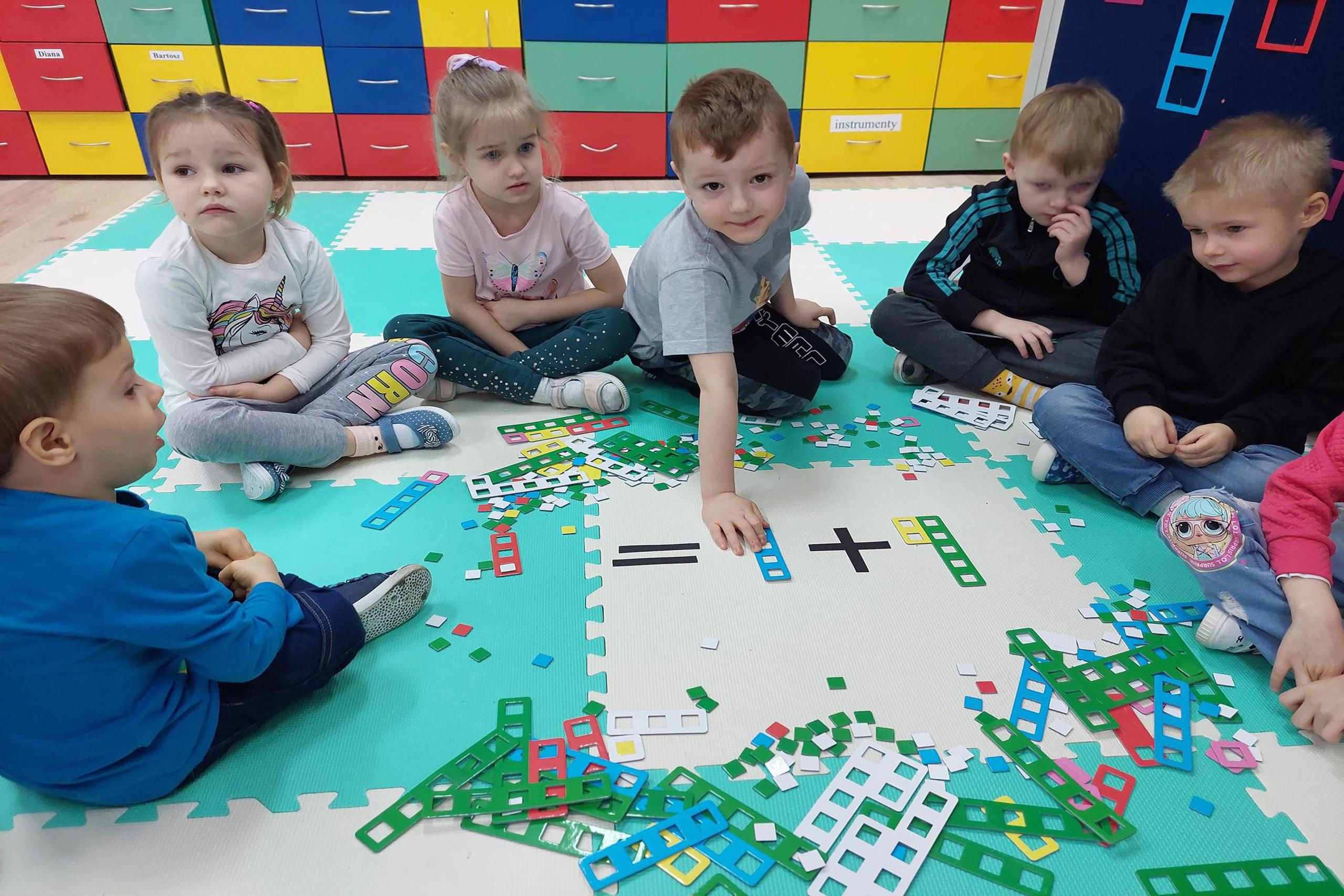 Dzieci samodzielnie układają zadania przy pomocy klocków nemi