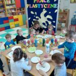 Dzieci tworzą swoje prace plastyczne