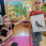 Dzieci uczą się o ptakach wędrownych