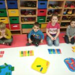 Dzieci ułożyły kolorowe klocki wg podanego rytmu.